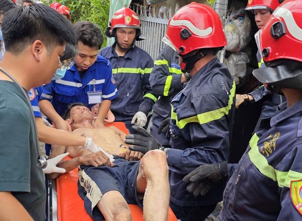 TPHCM: Sập gác nhà trong hẻm, 3 người mắc kẹt được giải cứu