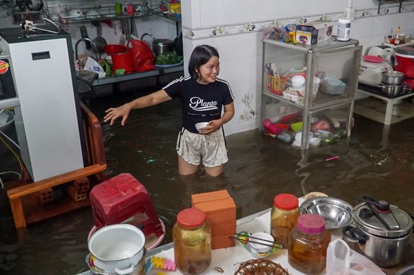 TPHCM sau trận mưa lớn hiếm gặp: Ngập cả đêm, người dân đeo ủng bì bõm dọn nhà