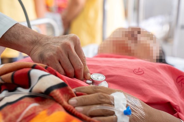TPHCM: Tình trạng sức khỏe người phụ nữ bị cây đè trên đường An Dương Vương