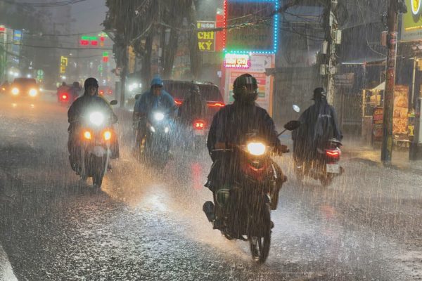 TPHCM và Nam Bộ hứng đợt mưa lớn từ đêm nay
