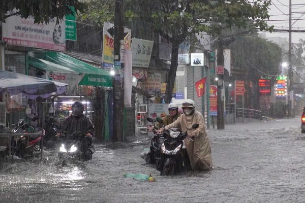 TPHCM và Nam Bộ mưa lớn, sấm sét dồn dập do nhiễu động gió Đông
