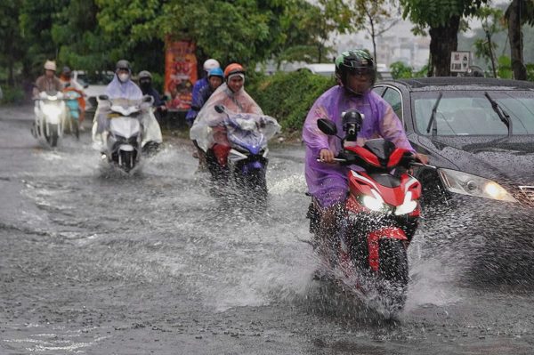 TPHCM và Nam Bộ tiếp tục mưa dông, cảnh báo ngập do triều cường