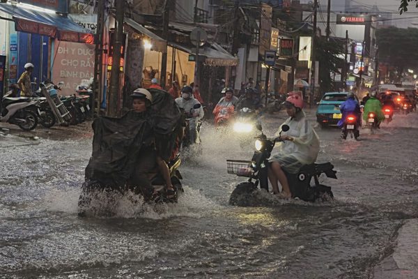 TPHCM và Nam Bộ tiếp tục mưa lớn, triều cường có thể vượt báo động 3