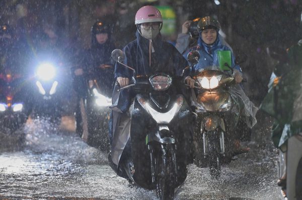 TPHCM và Nam Bộ tiếp tục mưa lớn, triều cường dâng cao