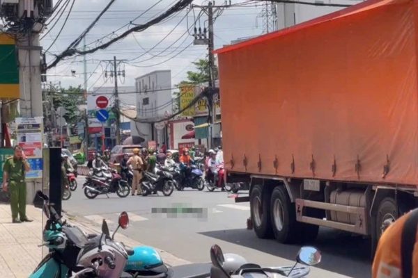 TPHCM: Xe máy bị cuốn vào gầm xe tải sau va chạm, đôi nam nữ tử vong tại chỗ