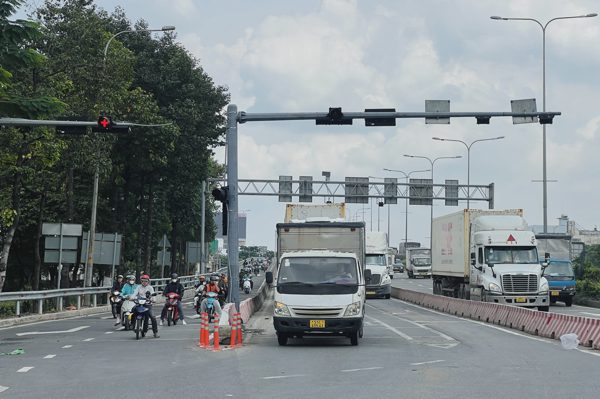TPHCM xén mảng cây xanh, giảm tai nạn khu cầu vượt Sóng Thần