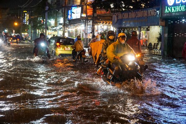 TPHCM yêu cầu trực 24/24h, dùng máy bơm di động xử lý điểm ngập sâu