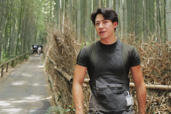 “Trai đẹp kéo xe” xuyên rừng tre ở Nhật Bản: Dịch vụ gây sốt mạng