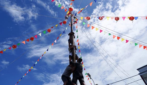 Trai làng biển tranh tài leo cột mỡ tại Lễ hội Nghinh Ông TP.HCM