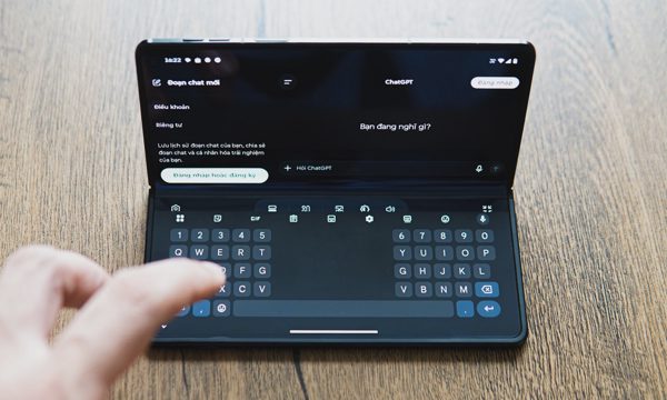 Trải nghiệm điện thoại màn hình gập dạng sách của Motorola