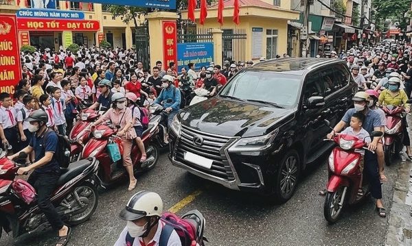 Trăm người phát điên trước cổng trường vì ông bố lái ôtô chở quý tử đi học