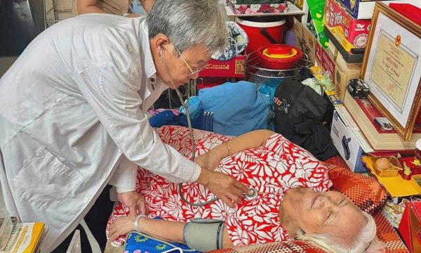 Trạm y tế TP HCM thiếu bác sĩ, bệnh viện tuyến trên 'đỡ đầu'