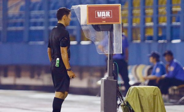 Trận đấu V-League 'vỡ vụn' vì VAR