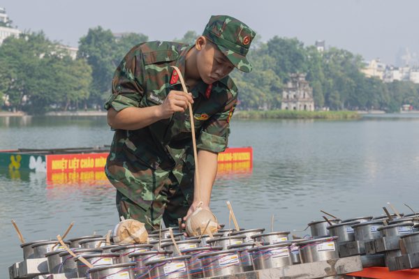 Trận địa pháo hoa đặc biệt sẵn sàng thắp sáng bầu trời hồ Gươm tối 10/10