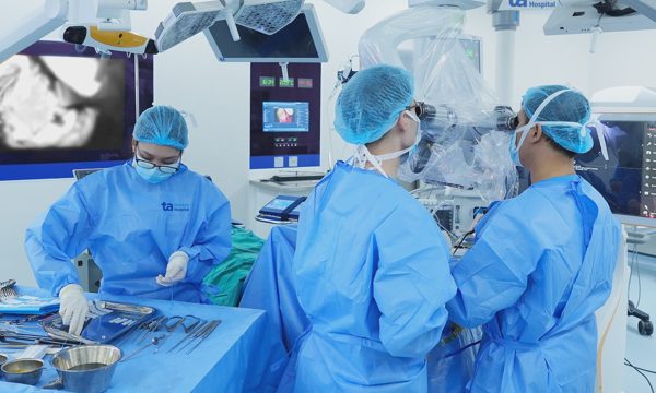 Tràn khí hộp sọ do đi máy bay sau chấn thương não