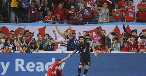 Trận Messi đấu trí Lewandowski xác lập kỷ lục người xem, Ronaldo tiến sát cột mốc 1.000 bàn