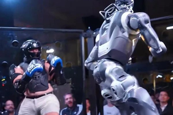 Trận 'so găng' MMA đầu tiên giữa người và robot bị nghi ngờ