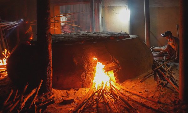 Trắng đêm giữ lửa nghề hầm muối 150 năm tuổi