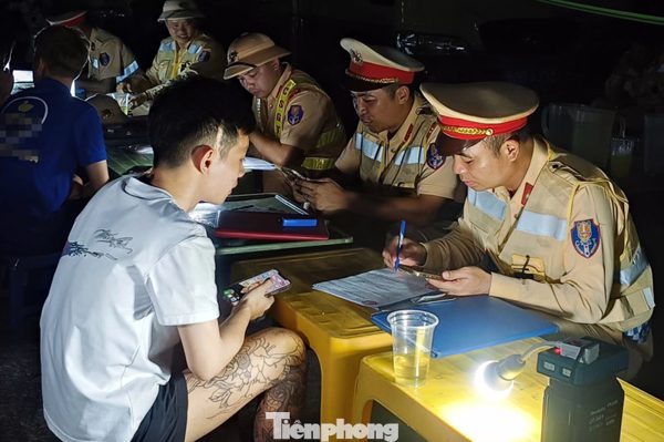 Trắng đêm xử lý thanh thiếu niên kẹp ba, che biển số xe