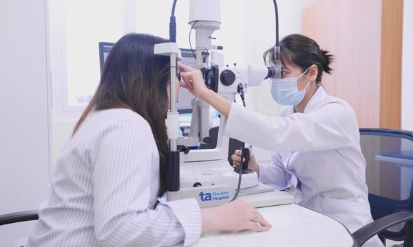 Trang điểm có hại mắt?