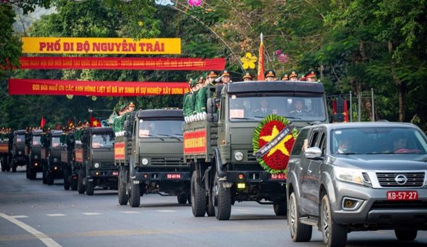 Trang nghiêm dòng người tiễn đưa 93 liệt sĩ về Nghĩa trang liệt sĩ Vị Xuyên