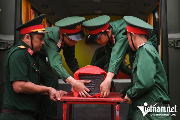Trang nghiêm sơ duyệt lễ truy điệu hài cốt liệt sĩ tại công viên Lê Thị Riêng