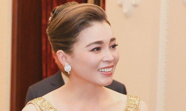 Trang phục của Hoàng hậu Thái Lan khi thăm Việt Nam