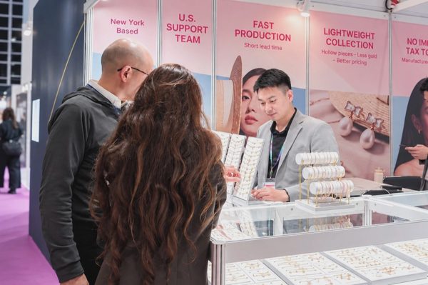 Trang sức Huy Thanh chinh phục khách hàng tại Jewellery & Gem World Hong Kong
