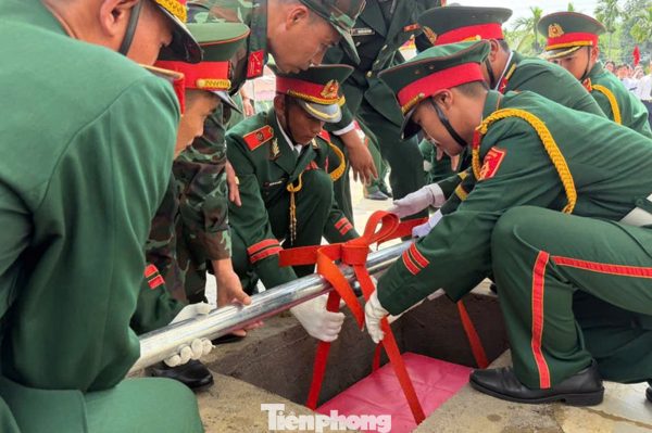 Trang trọng lễ an táng 17 liệt sĩ chung một ngôi mộ ở Đà Nẵng