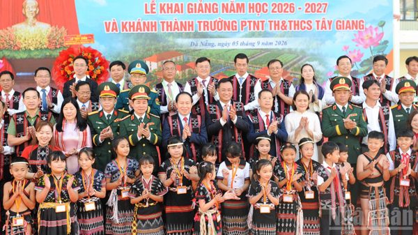 Trang trọng lễ khai giảng và khánh thành Trường phổ thông nội trú Tiểu học và Trung học cơ sở Tây Giang