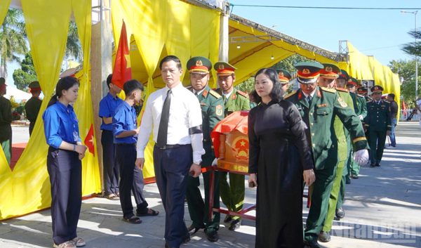 Trang trọng lễ truy điệu, an táng 30 hài cốt liệt sĩ ở Quảng Trị
