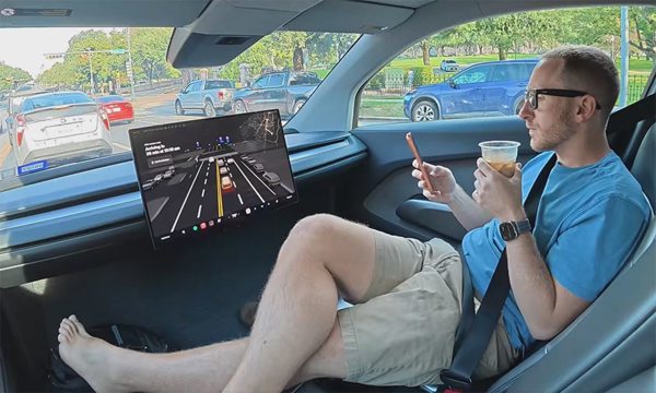 Tranh cãi chuyện gác chân lên ghế khi đi robotaxi