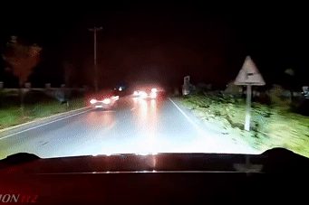 Tranh cãi tình huống xe SUV nháy đèn rồi tông thẳng vào đầu xe con đang vượt