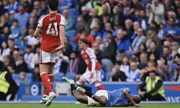 Tranh cãi việc Rice thoát thẻ đỏ trong trận thua của Arsenal