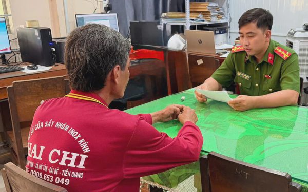 Tranh chấp đất đai, người đàn ông dùng búa đập mộ mẹ của chị cùng cha khác mẹ