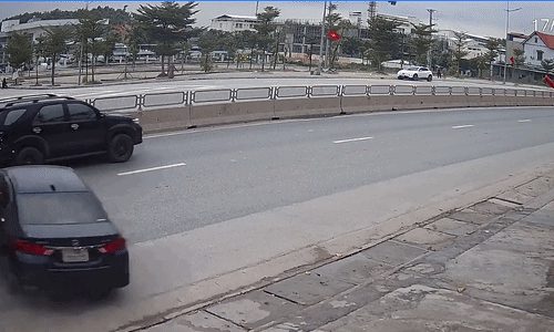 Tránh SUV nhập làn, xe bồn ủi xe con cả trăm mét