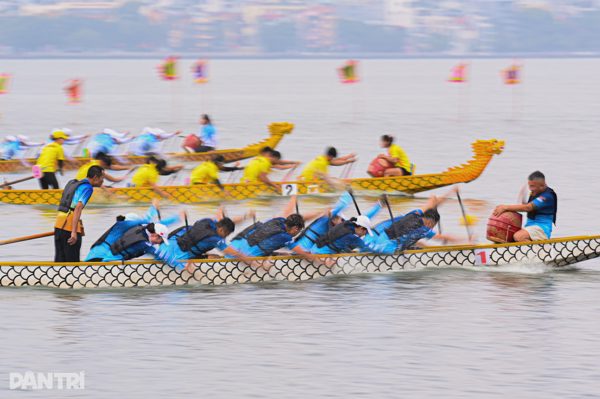 Tranh tài kịch tính giải đua thuyền rồng trên hồ Tây