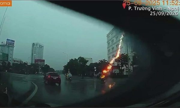 Tránh tự biến mình thành 'cột thu lôi' khi giông sét