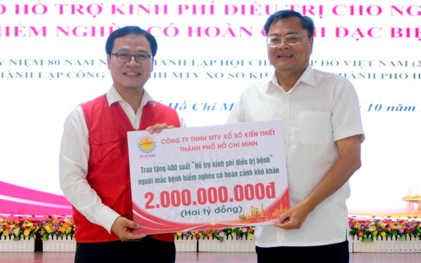 Trao 2 tỉ đồng hỗ trợ 400 bệnh nhân mắc bệnh hiểm nghèo ở TP.HCM