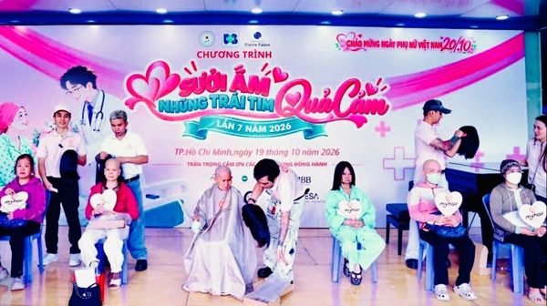 Trao 200 bộ tóc dệt thành phẩm tặng bệnh nhân ung thư