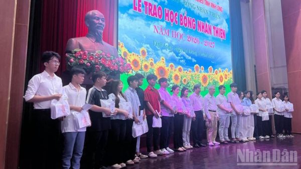 Trao 622 suất học bổng cho học sinh vượt khó học giỏi tại Vĩnh Long