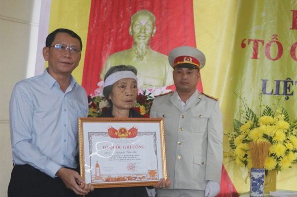 Trao Bằng Tổ quốc ghi công đến thân nhân liệt sĩ Nguyễn Văn Ba
