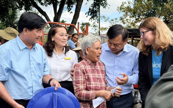 Trao bồn chứa nước giúp người dân Đắk Lắk ứng phó El Niño