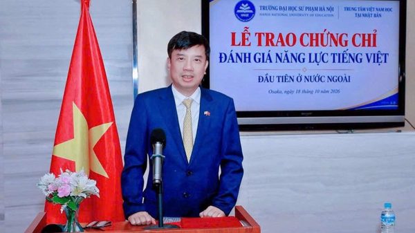Trao chứng chỉ cho thí sinh tham gia kỳ thi đánh giá năng lực tiếng Việt tại Nhật Bản