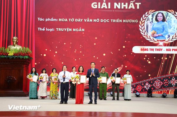 Trao giải Cuộc thi sáng tác các tác phẩm văn học nghệ thuật viết về Lai Châu