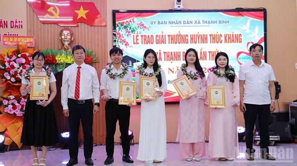 Trao Giải thưởng Huỳnh Thúc Kháng xã Thạnh Bình lần thứ nhất năm 2026