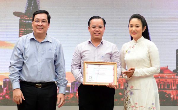 Trao giải và ra mắt sách 50 năm thành phố nghĩa tình của tôi: Vẹn nguyên tình người