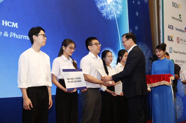 Trao học bổng 11,4 tỷ đồng cho những sinh viên tài năng, có tố chất lãnh đạo