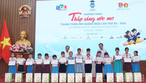 Trao học bổng Thắp sáng ước mơ thanh thiếu nhi Quảng Ngãi