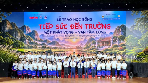 Trao học bổng “Tiếp sức đến trường” cho 138 tân sinh viên có hoàn cảnh khó khăn, giàu nghị lực
